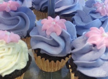 Cupcakes with royal icing flowers